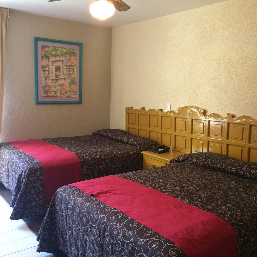 Hotel Colon Express Guadalajara Bagian luar foto