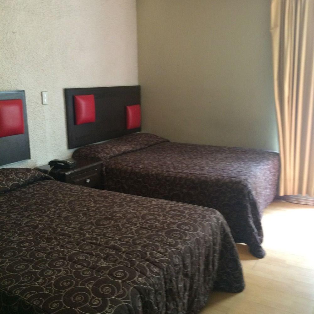 Hotel Colon Express Guadalajara Bagian luar foto