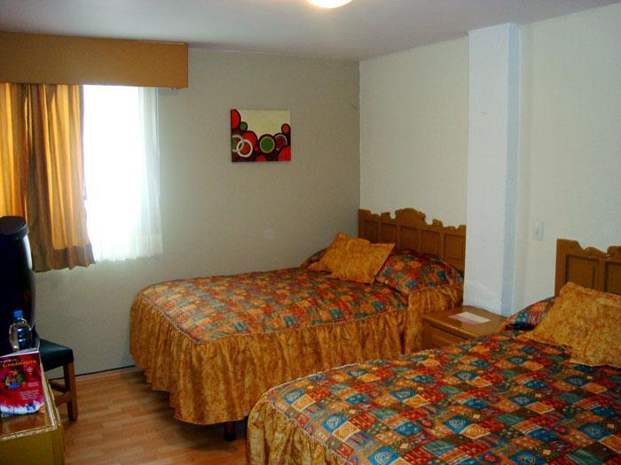 Hotel Colon Express Guadalajara Bagian luar foto
