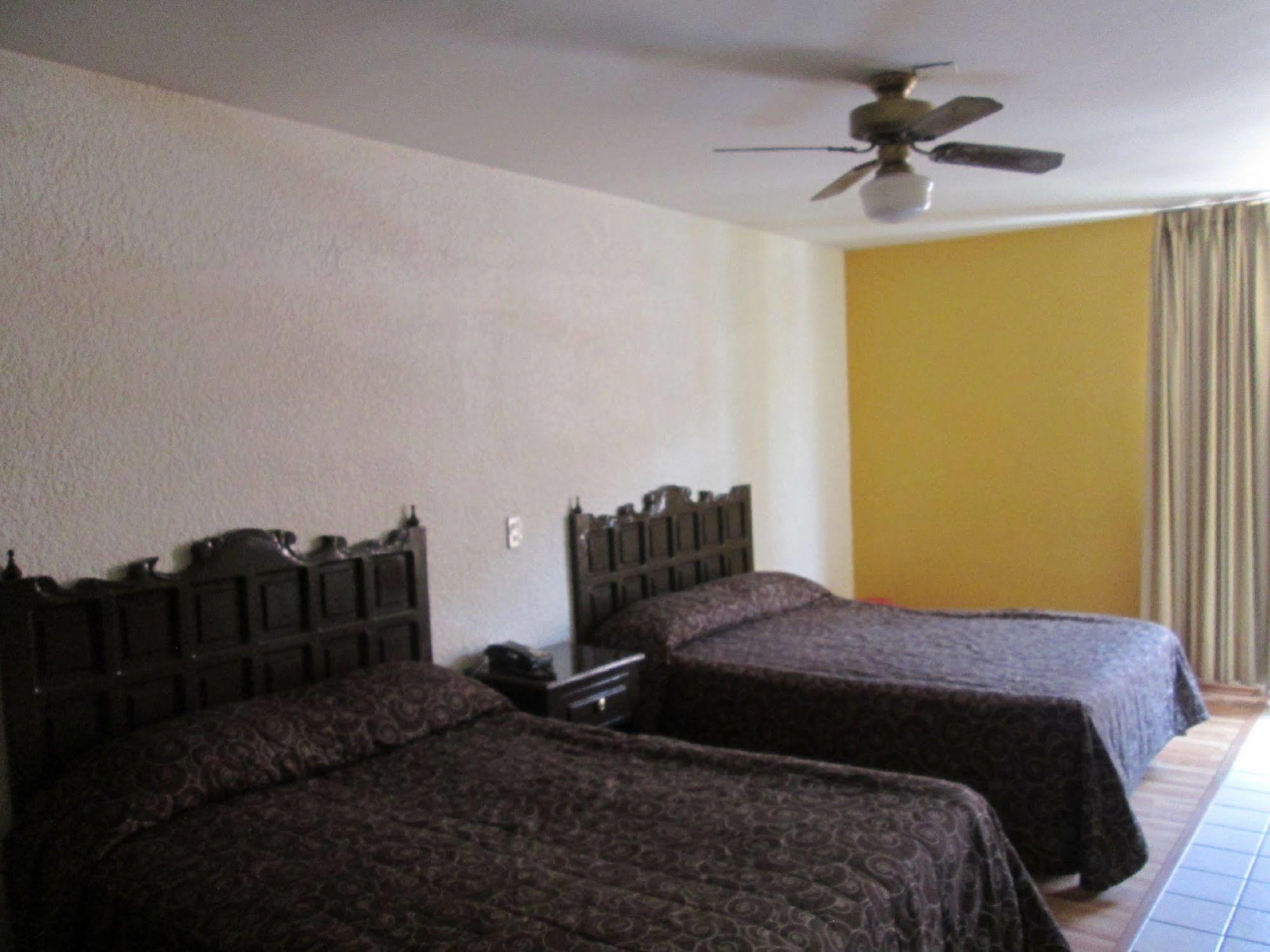 Hotel Colon Express Guadalajara Bagian luar foto